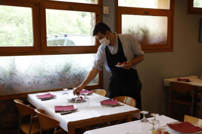 David Escribà al preparar ahir les taules del restaurant de l’hotel Les Brases de Sort.