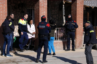 Momento del traslado a comisaría de una de las dos mujeres detenidas en una de las casas de la partida Mariola. 