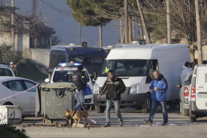 Moment del trasllat a comissaria d’una de les dos dones detingudes en una de les cases de la partida Mariola.