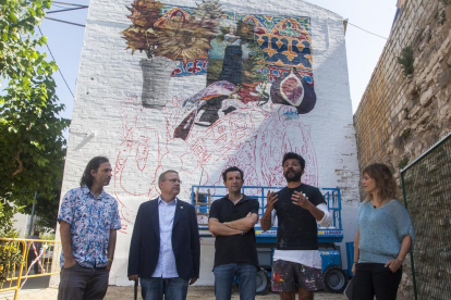 Presentació ahir del mural que pinta a Cervera l’artista argentí Nicolás Romero.
