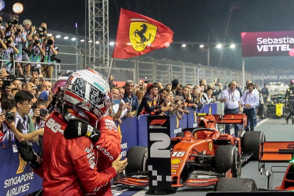 Els dos pilots de Ferrari, Leclerc i Vettel, s’abracen després de la carrera del Gran Premi de Singapur.