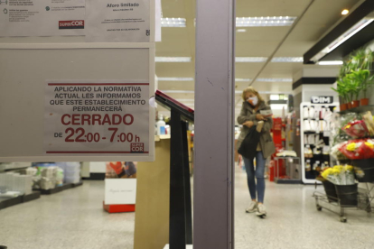 La Generalitat ya dictó que los comercios que abrían 24 horas deben cerrar a las diez de la noche.