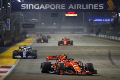 Los dos pilotos de Ferrari, Leclerc y Vettel, abrazados después de la carrera del Gran Premio de Singapur.