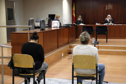 La madre -izquierda- y el padrastro -derecha-, ayer durante el juicio en la Audiencia de Lleida. 