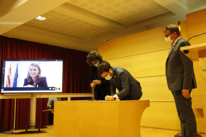 Talarn, Jordà i Aragonès van firmar el conveni a Lleida. Serret hi va participar via videoconferència.