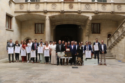 Fotografia de grup dels premiats en la IV edició de la Beca ICG, ahir al Palau de la Generalitat.