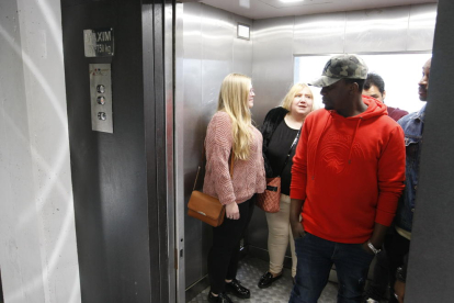 Uns ciutadans utilitzant l’ascensor per pujar a la Seu Vella.