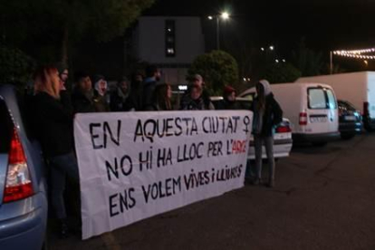 Una concentració davant de la discoteca contra la lletra masclista del raper Arce Perroviejo, el desembre del 2017.