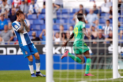 Isak celebra el gol del 3-1, que va deixar tocat i enfonsat l’Espanyol.