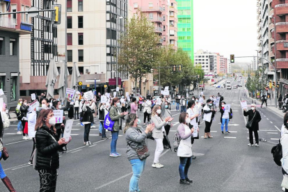 Alrededor de 120 trabajadores del sector de la estética se concentraron ayer en Lleida para exigir al Govern la reapertura de sus negocios.