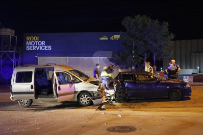 Vista de los dos vehículos implicados en una colisión la noche del martes en el polígono
