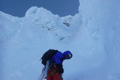 Arriba izquierda, Baró llegando a la cima del Sacsarayoc, también conocido como Pumasillo (garras de puma, en quechua). En las otras dos fotos suben por paredes de hielo. 