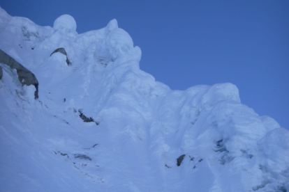 Arriba izquierda, Baró llegando a la cima del Sacsarayoc, también conocido como Pumasillo (garras de puma, en quechua). En las otras dos fotos suben por paredes de hielo. 