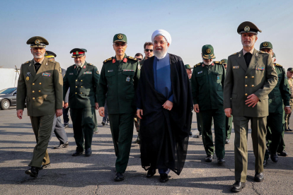 El president iranià, Rouhani, en una desfilada militar ahir.