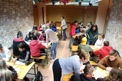 Grupos de trabajo del programa ‘S.O.S. project’ del Erasmus +, en el centro Les Obagues de Juneda. 