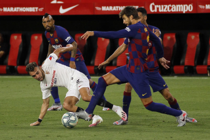 Gerard Piqué, en una acción del partido del pasado viernes en el campo del Sevilla.