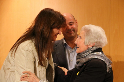La consellera Borràs, ayer con la escritora leridana Rosa Fabregat.