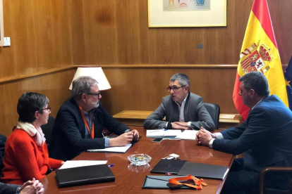 Felix Larrosa y Joan Queralt, con el secretario de Medio Ambiente, Hugo Alfonso Morán, en Madrid.