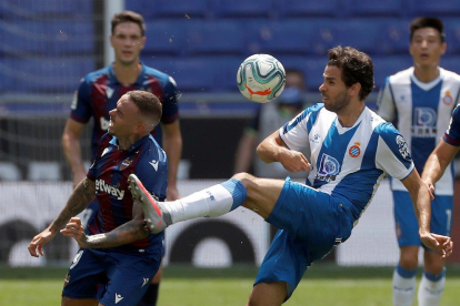 Leandro Cabrera disputa un balón al delantero del Levante Roger Martí.