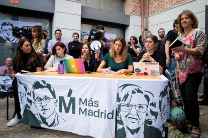 Alguns  participants en l’assemblea que va celebrar ahir el partit Més Madrid.