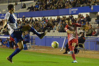 Liberto centra una pilota en una acció del partit d’ahir a Sabadell.