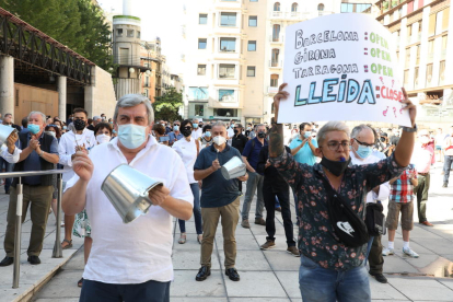 Uns 400 propietaris i empleats del sector de l’hostaleria van omplir ahir la plaça de Sant Joan de Lleida.
