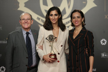 La actriz Alba Flores, en el centro, recibe el Premio a la Mejor Actriz.