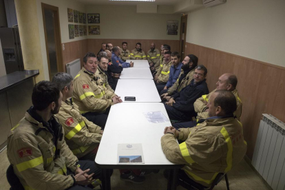 Reunión en Agramunt  -  Responsables de los bomberos voluntarios de Lleida se reunieron ayer en Agramunt para acordar el cierre de los 22 parques de la demarcación antes del día 31 de enero e iniciar una huelga indefinida. También acordaron no  ...