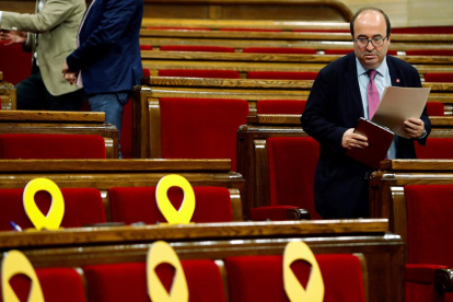 El primer secretario del PSC, Miquel Iceta, abandonando su escaño en un Parlament semivacío.