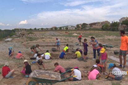 Una vintena de nens i nenes gaudeixen del curs d'arqueologia infantil a Guissona
