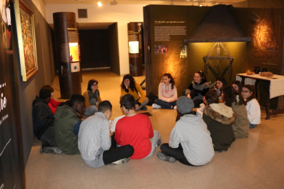 Un grup d’alumnes en una de les visites escolars a l’exposició del Museu de la Noguera.