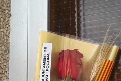 Un municipi de la Noguera reparteix roses per les cases