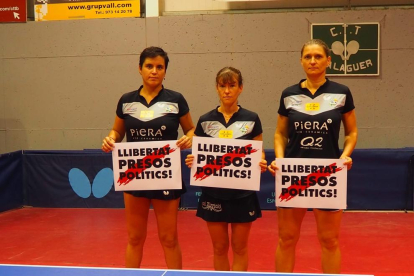 Les jugadores del CTT Balaguer van mostrar pancartes de suport als presos polítics.