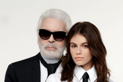 Karl Lagerfeld impuso una impronta que le convirtió en un referente de la alta costura y el ‘pret-à-porter’. 