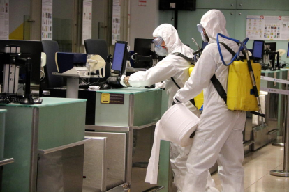 Efectius de l’UME durant les tasques de desinfecció dutes a terme a l’aeroport del Prat.