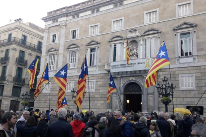Manifestación - Unas 300 personas se concentraron ayer en la plaza Sant Jaume de Barcelona para “apoyar a la Generalitat en la decisión de mantener los lazos amarillos y las esteladas” a pesar del mandato de la Junta Electoral Central. La con ...