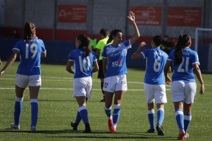 Las jugadoras del AEM celebran un gol ante el Collerense.