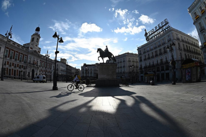 Un repartidor por la Puerta del Sol de Madrid.