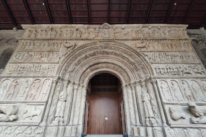 La portalada de l'església del Monestir de Ripoll és el conjunt escultòric romànic més important de la Catalunya medieval.