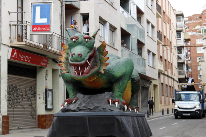 El Marraco recorre els carrers de Lleida per animar el Sant Jordi i agrair als lleidatans que es quedin a casa