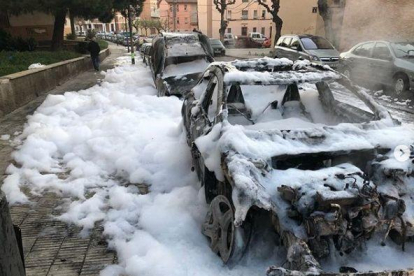 Un incendio calcina dos vehículos estacionados en la calle de Marte de Lleida