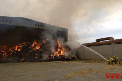 Incendi en un magatzem de farratges a Linyola.