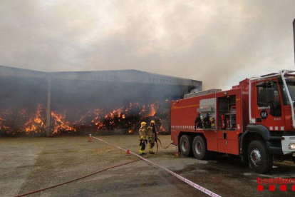 Incendi en un magatzem de farratges a Linyola.