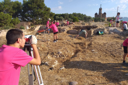 Taller d’estiu d’arqueologia ‘Cota Zero’ al Castell Formós, a la comarca de la Noguera.