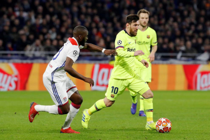 Leo Messi conduce el balón ante la presión de Tanguy Ndombele, el mejor ayer de los galos.