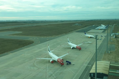 Els set avions de Norwegian i Icelandair estacionats a la plataforma de l’aeroport d’Alguaire.