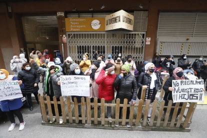 Imagen de la protesta, que tuvo lugar ayer al mediodía en la calle Alfons II de Cappont. 