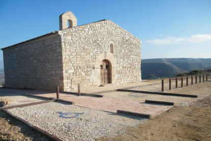 L’ermita de Sant Joan de Vallobar, on hi ha el mirador.