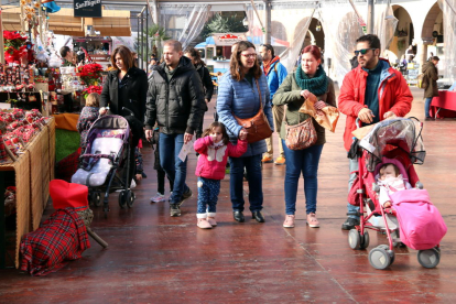 Familiar. Una família amb nens observa una de les parades al Poble Espanyol. 