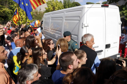 Un grupo de manifestantes acompaña la salida de las furgonetas con las papeletas del referéndum del polígono de Bigues i Riells el 20 de septiembre de 2017.